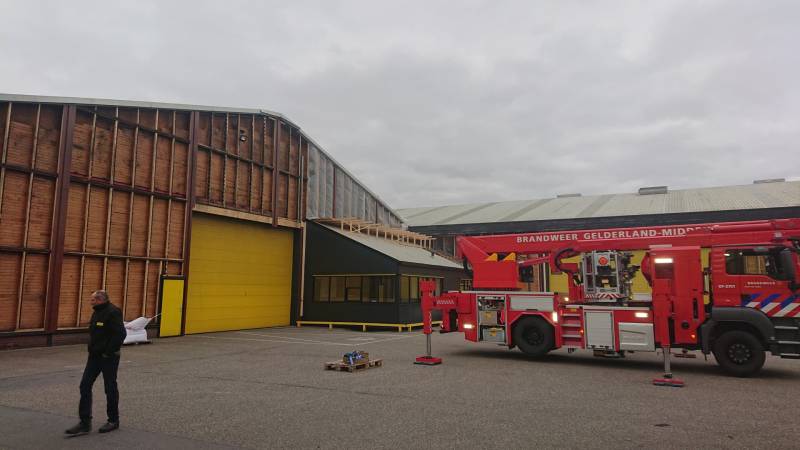 Dak van loods dreigt weg te waaien