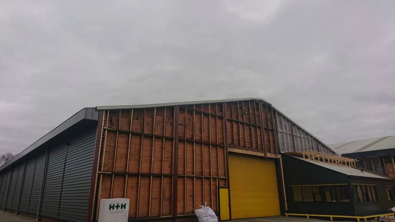 Dak van loods dreigt weg te waaien