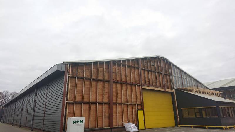 Dak van loods dreigt weg te waaien