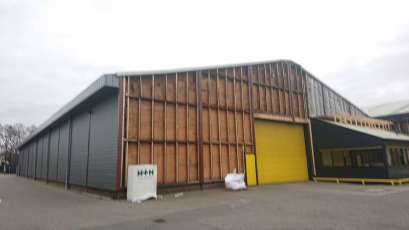 Dak van loods dreigt weg te waaien