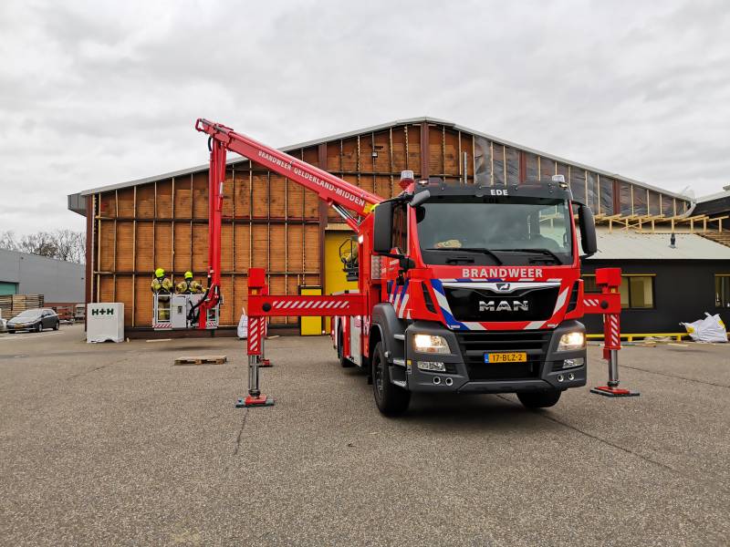 Dak van loods dreigt weg te waaien