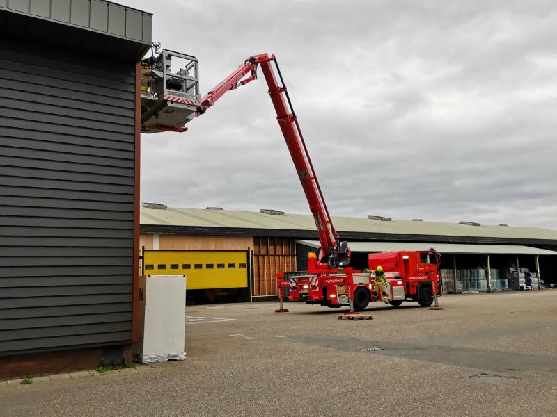 Dak van loods dreigt weg te waaien