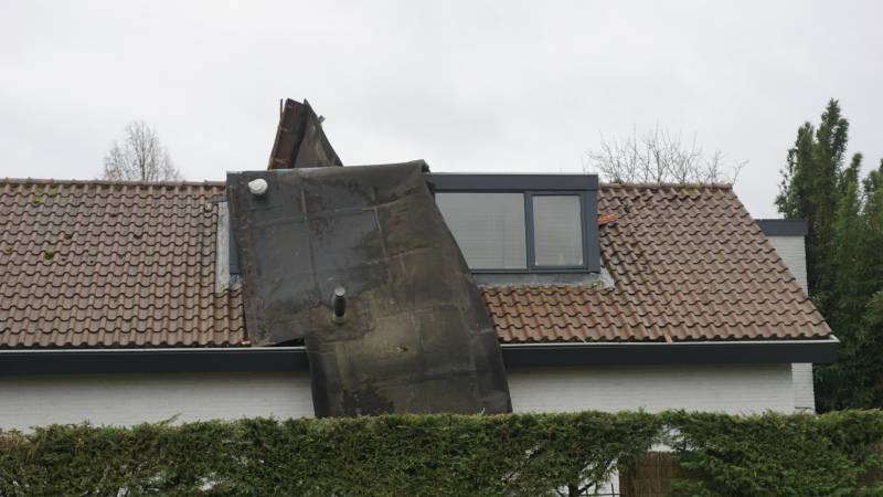 Dak waait van woning en belandt op ander dak