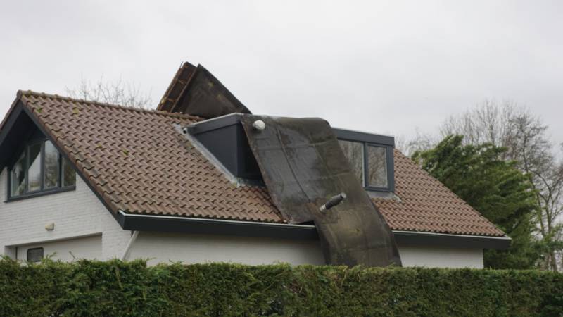 Dak waait van woning en belandt op ander dak