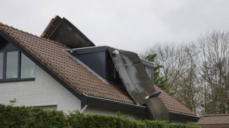 Dak waait van woning en belandt op ander dak