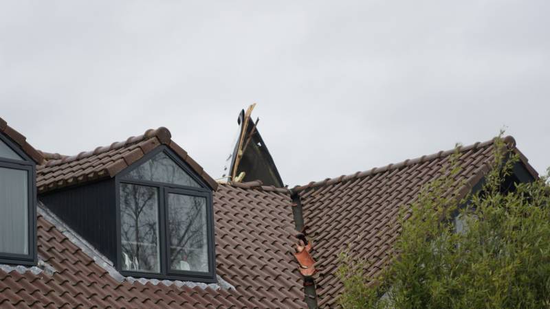 Dak waait van woning en belandt op ander dak