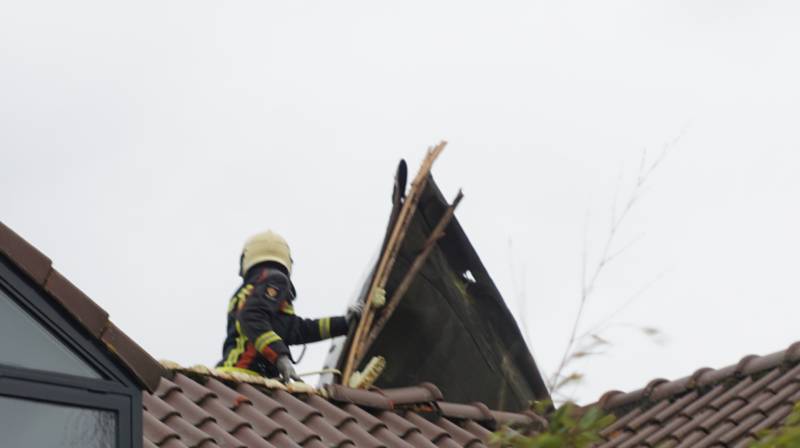 Dak waait van woning en belandt op ander dak
