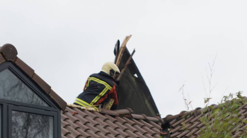 Dak waait van woning en belandt op ander dak