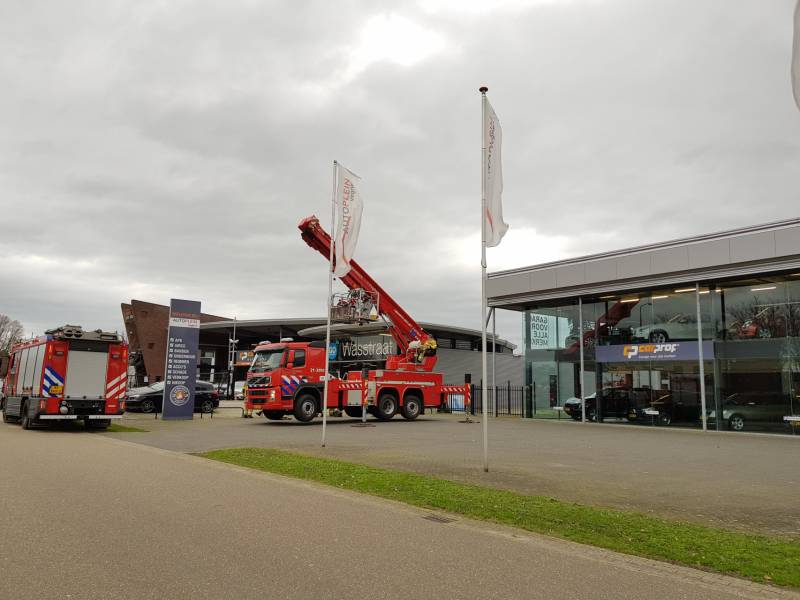 Gevelplaten van autoberijf losgewaaid