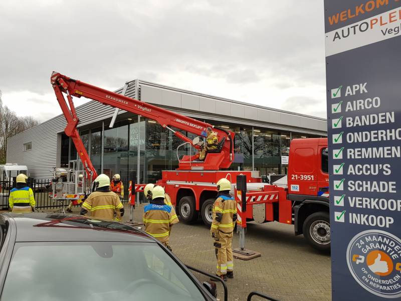 Gevelplaten van autoberijf losgewaaid