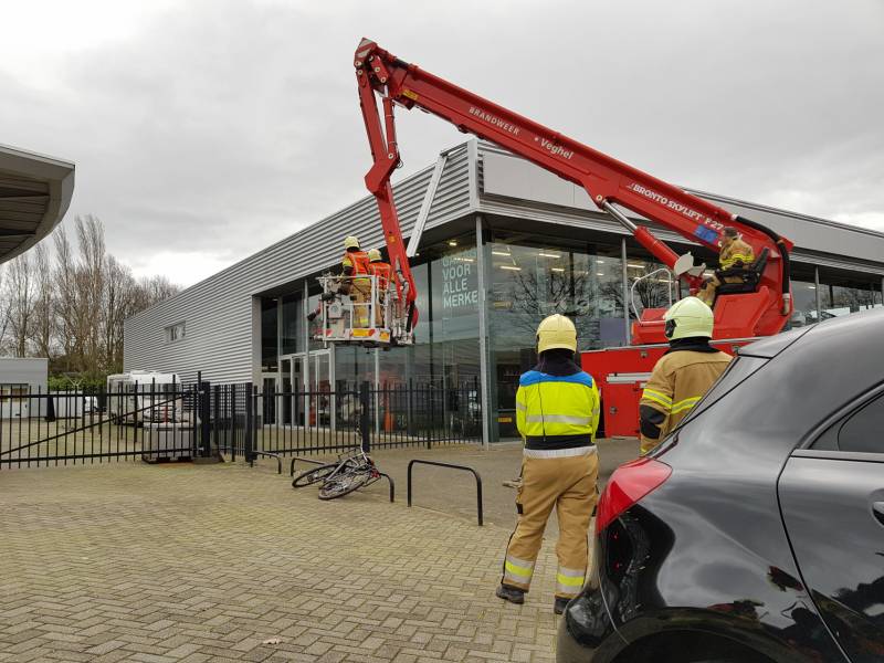 Gevelplaten van autoberijf losgewaaid
