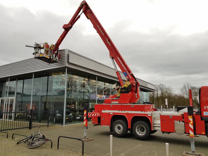 Gevelplaten van autoberijf losgewaaid