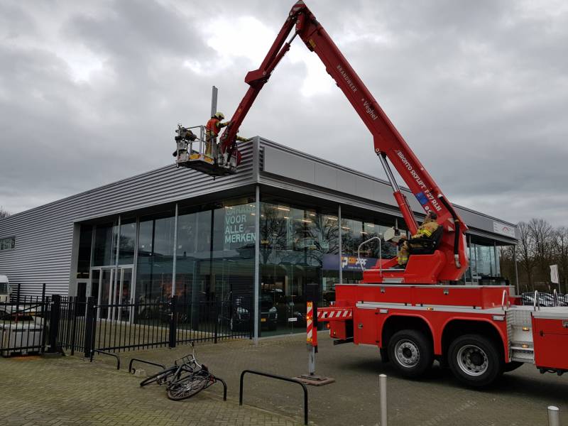 Gevelplaten van autoberijf losgewaaid