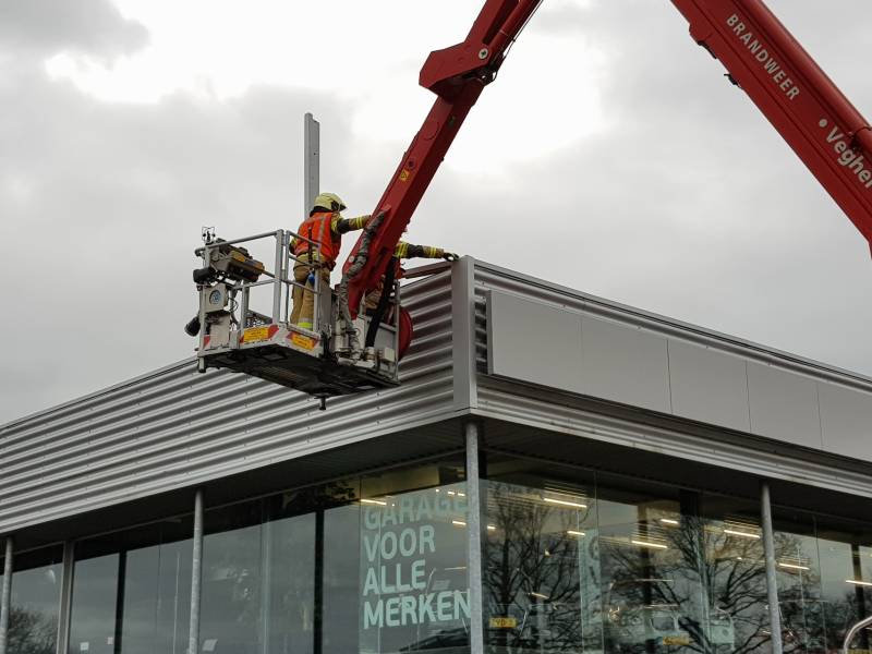 Gevelplaten van autoberijf losgewaaid