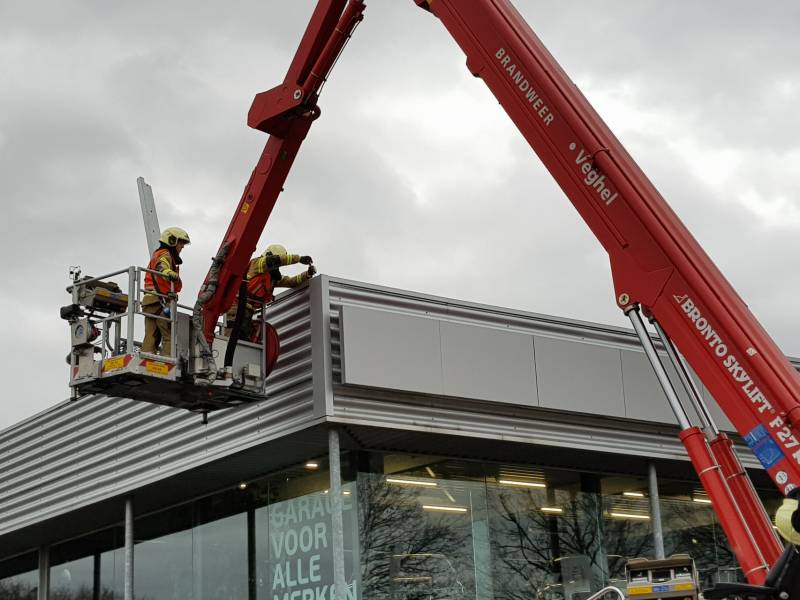 Gevelplaten van autoberijf losgewaaid