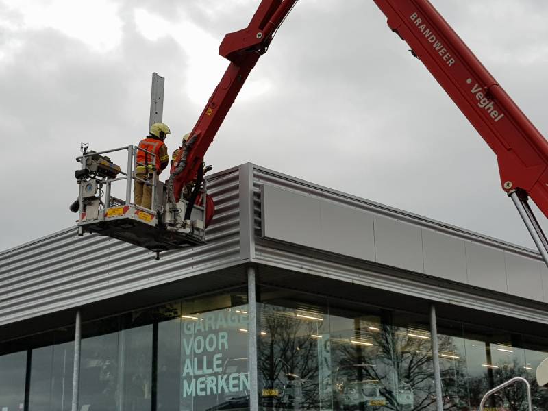 Gevelplaten van autoberijf losgewaaid