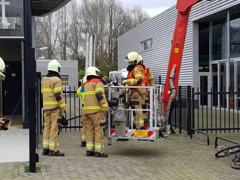 Gevelplaten van autoberijf losgewaaid