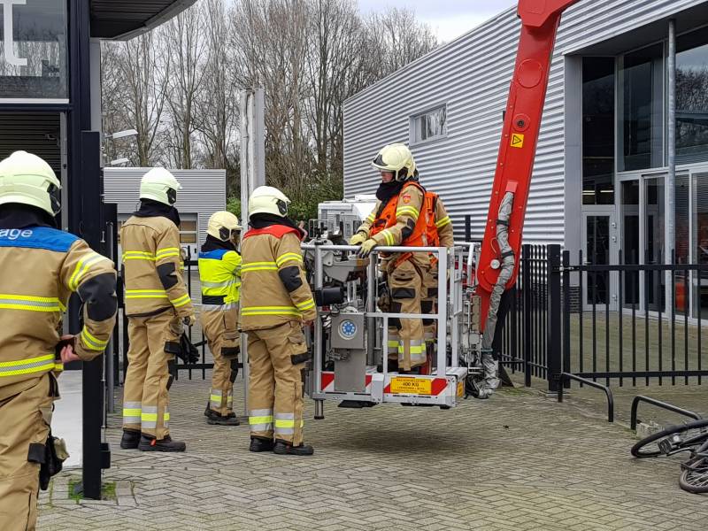 Gevelplaten van autoberijf losgewaaid