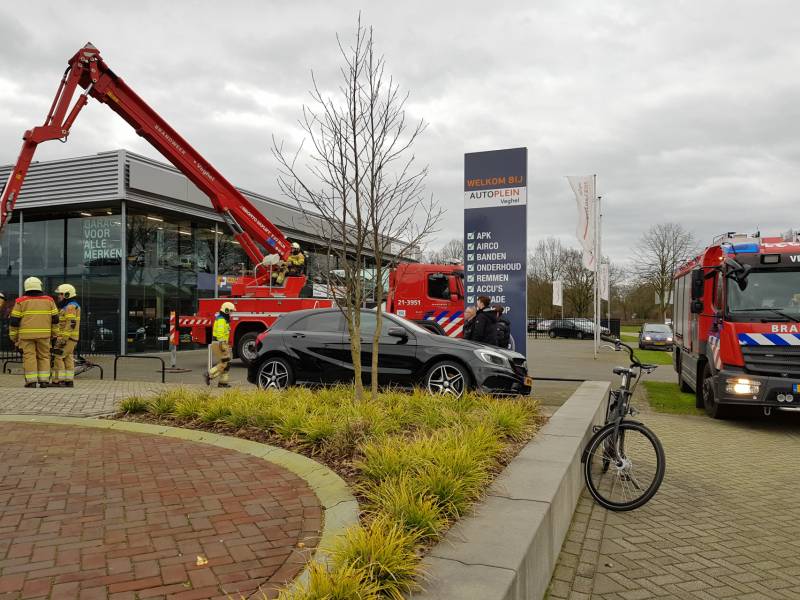Gevelplaten van autoberijf losgewaaid