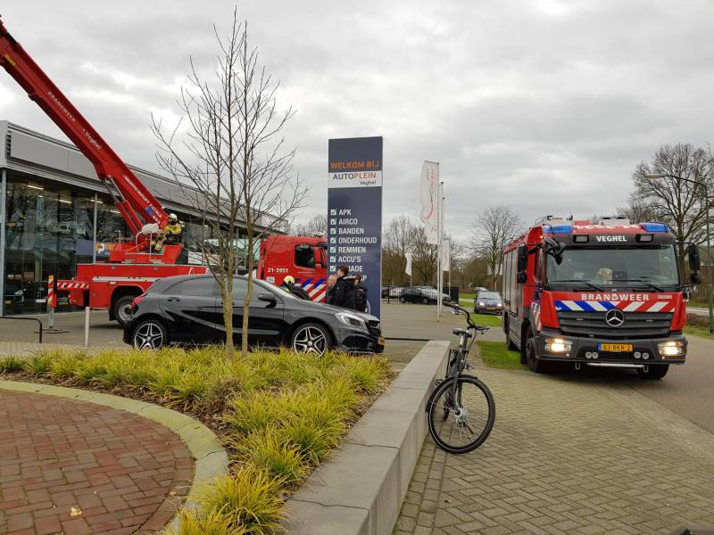 Gevelplaten van autoberijf losgewaaid