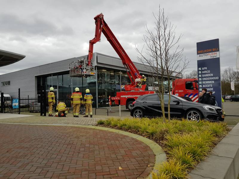 Gevelplaten van autoberijf losgewaaid