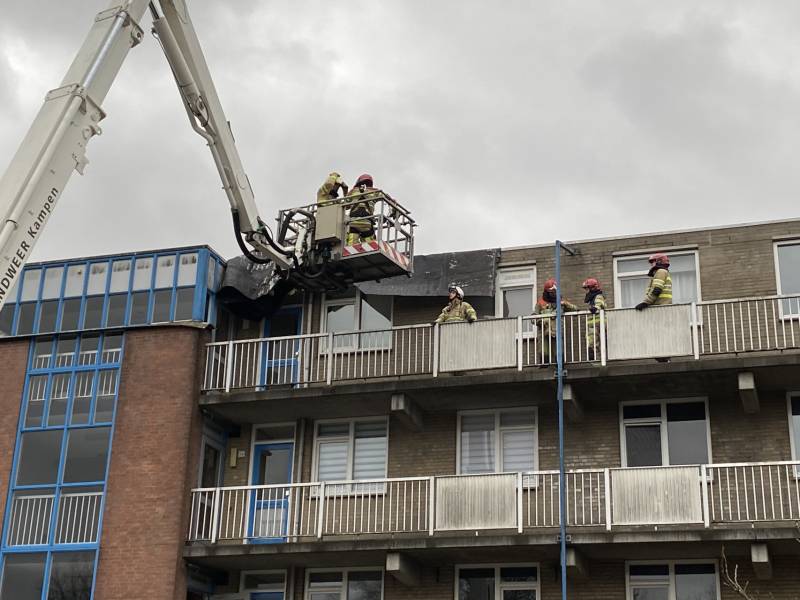Dak van flatgebouw gewaaid