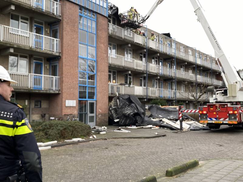 Dak van flatgebouw gewaaid