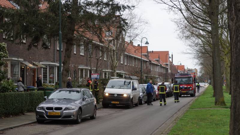 Boom dreigt om tevallen, bewoners halen auto's weg