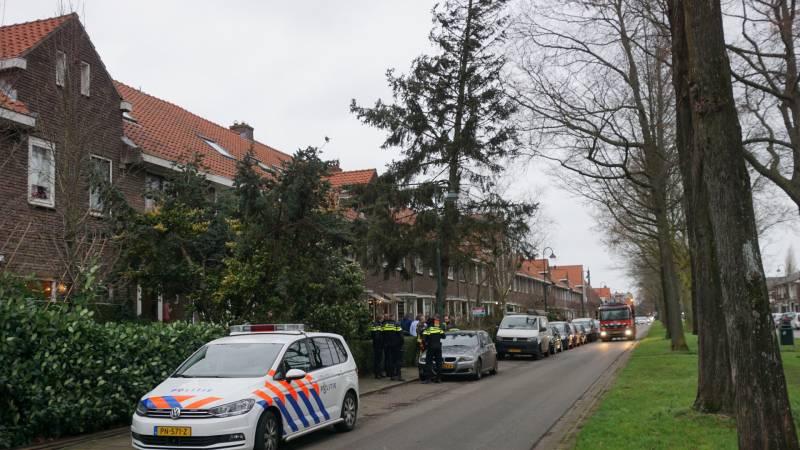 Boom dreigt om tevallen, bewoners halen auto's weg