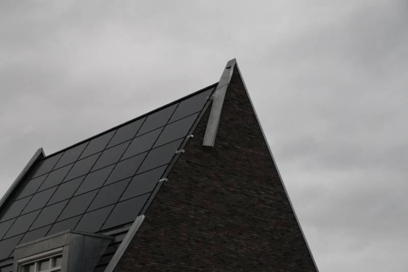 Brandweer verwijderd loshangend dakdeel