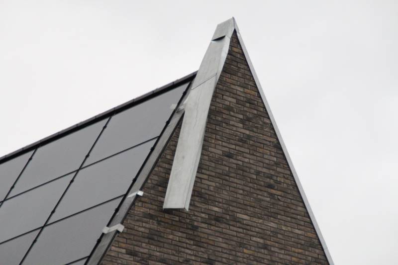 Brandweer verwijderd loshangend dakdeel