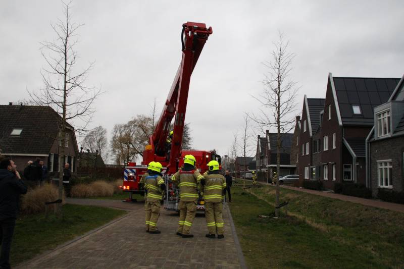 Brandweer verwijderd loshangend dakdeel