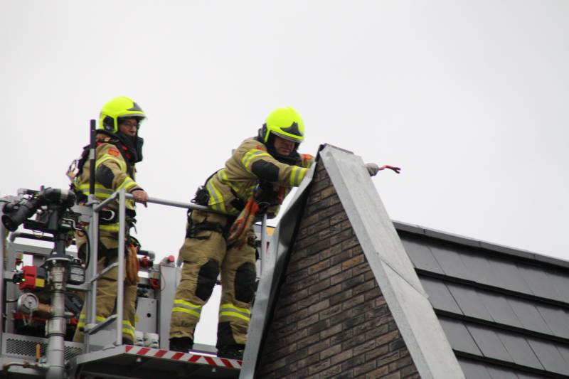 Brandweer verwijderd loshangend dakdeel