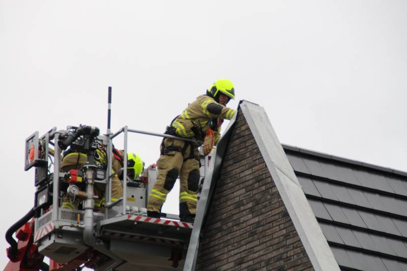 Brandweer verwijderd loshangend dakdeel
