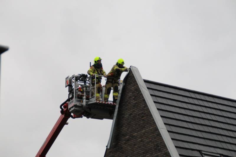 Brandweer verwijderd loshangend dakdeel
