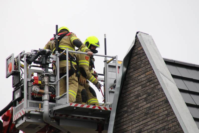 Brandweer verwijderd loshangend dakdeel
