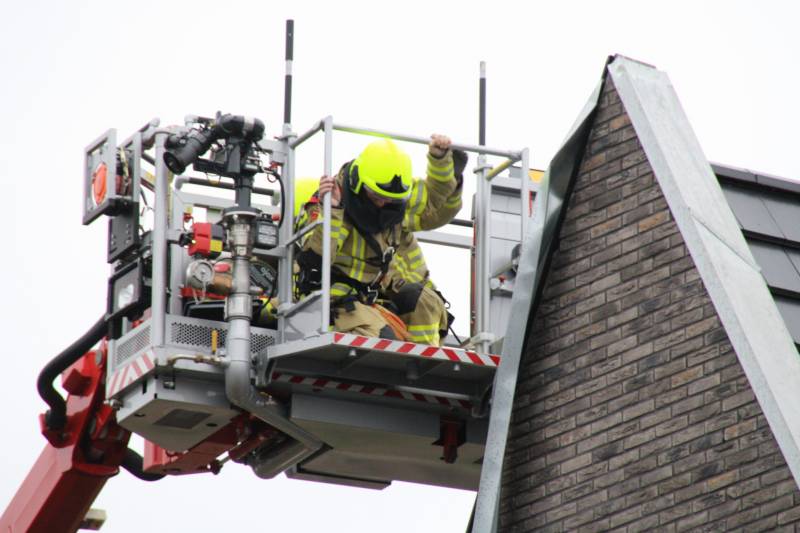 Brandweer verwijderd loshangend dakdeel