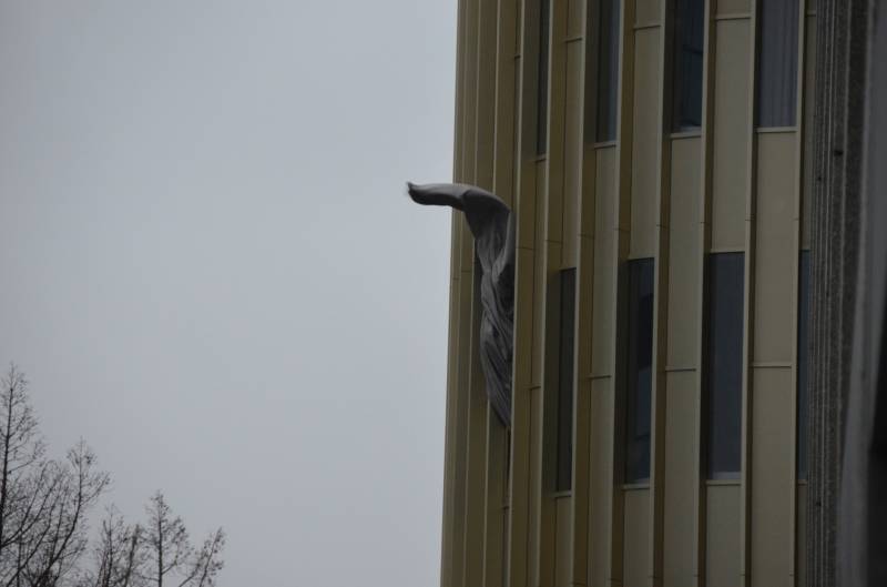 Gevaarlijke situatie door rondvliegend beplating