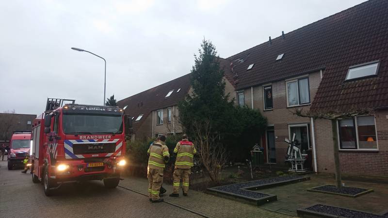 Dakpannen vliegen van woning