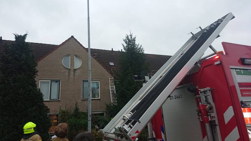 Dakpannen vliegen van woning