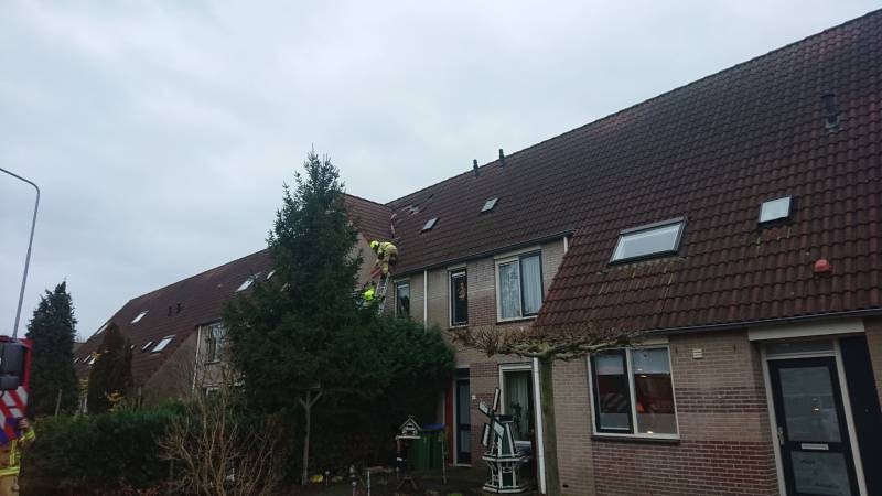 Dakpannen vliegen van woning