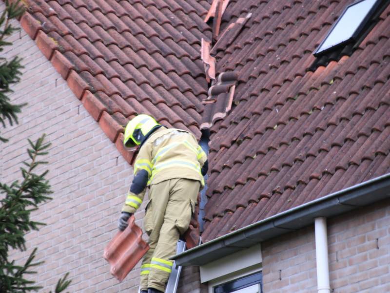 Dakpannen vliegen van woning