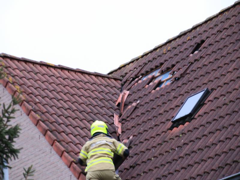 Dakpannen vliegen van woning