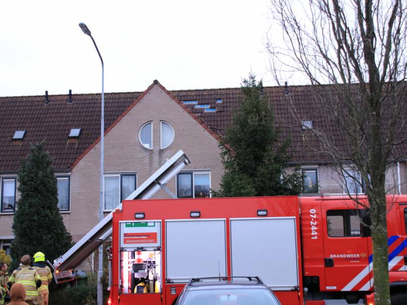 Dakpannen vliegen van woning