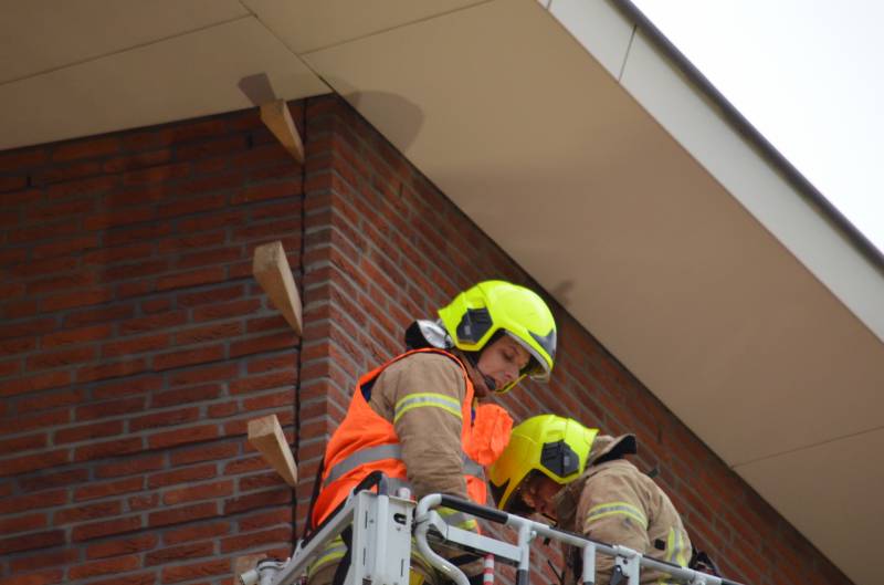 Brandweer stut muur die om dreigt te vallen