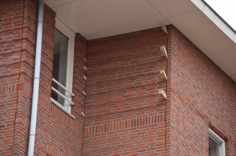 Brandweer stut muur die om dreigt te vallen