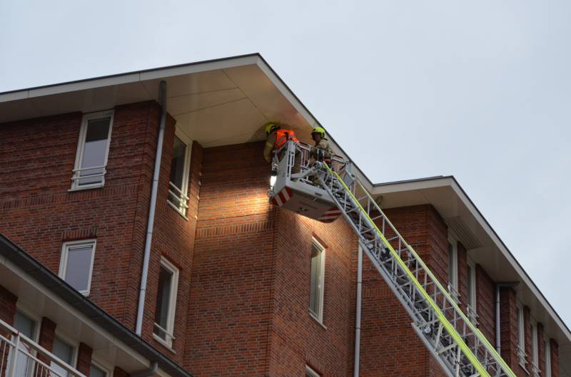 Brandweer stut muur die om dreigt te vallen