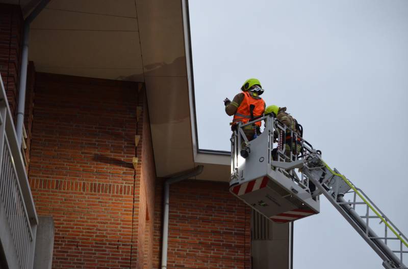 Brandweer stut muur die om dreigt te vallen