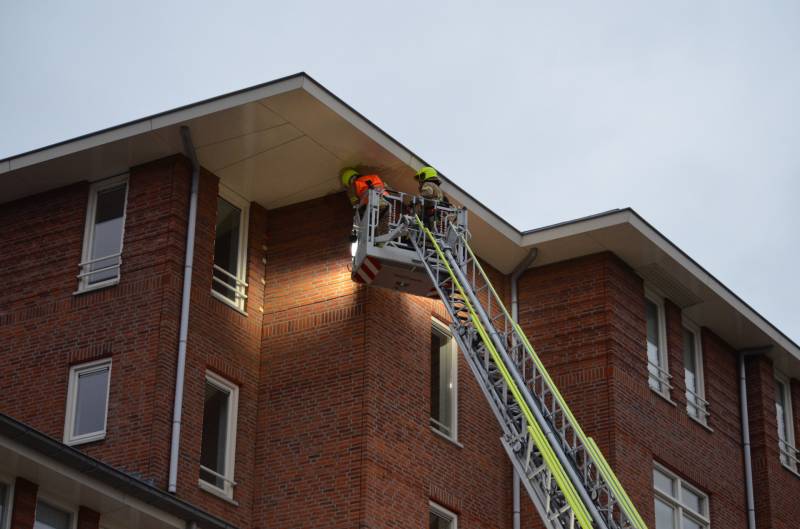 Brandweer stut muur die om dreigt te vallen