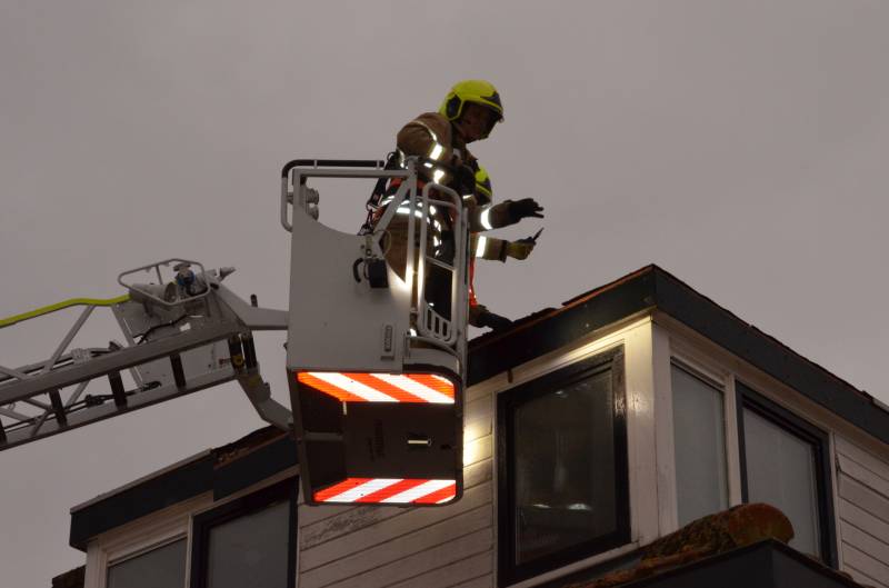 Brandweer maakt losgelaten dak vast